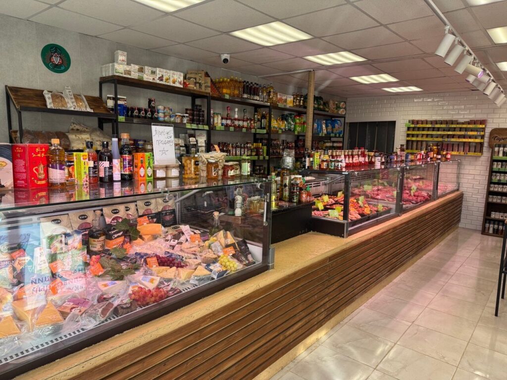 Витрина с сырами и мясной нарезкой в магазине «Гуру Вкуса» в Белоострове