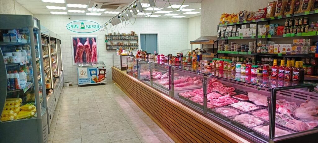 Витрина с фермерским мясом и бакалеей в магазине «Гуру Вкуса» в Песочном