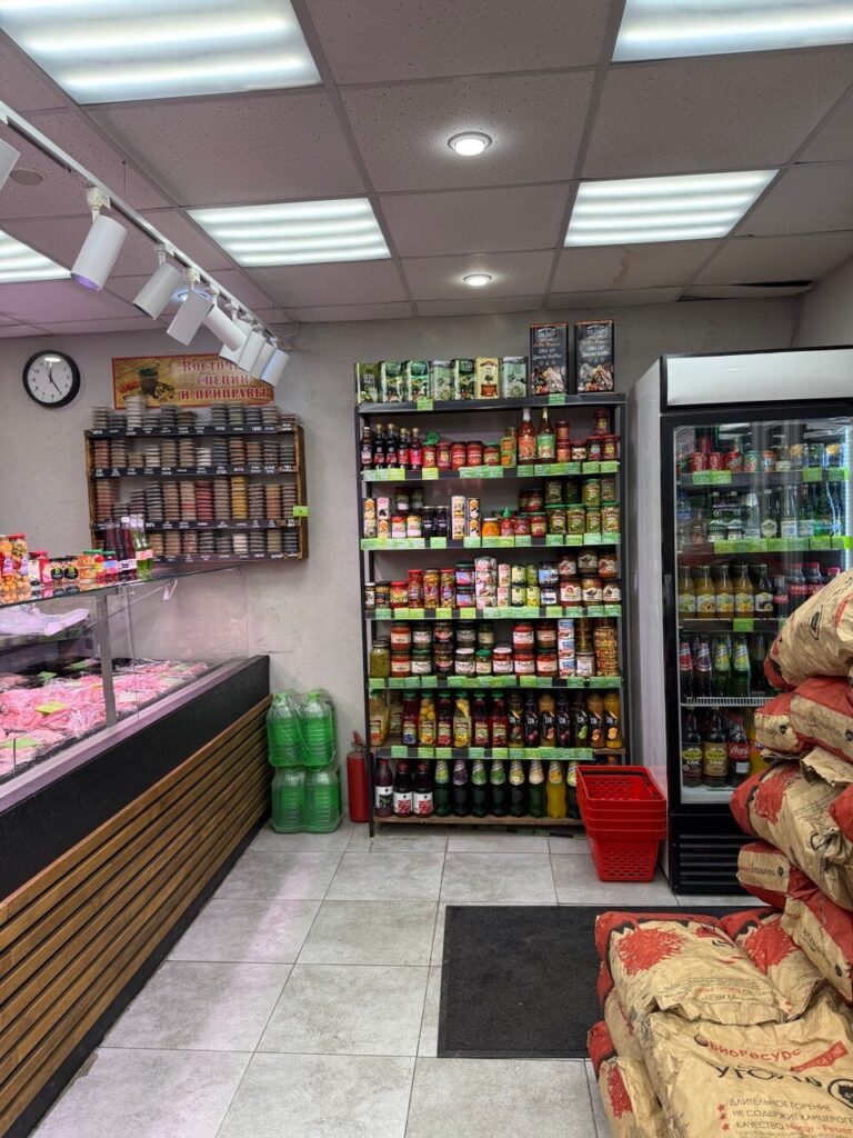 Полки со специями, маслом и соленьями в магазине «Гуру Вкуса» в Сестрорецке